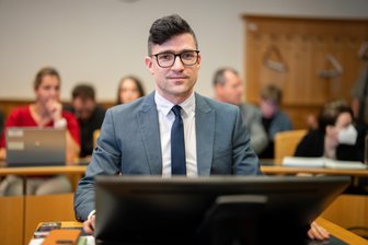 Rechtsextremist Martin Sellner darf nicht ins Chemnitzer Rathaus - Martin Sellner war bis 2023 Sprecher der als rechtsextrem eingestuften Identitären Bewegung Österreich. In Chemnitz war er schon mehrfach bei der IB.