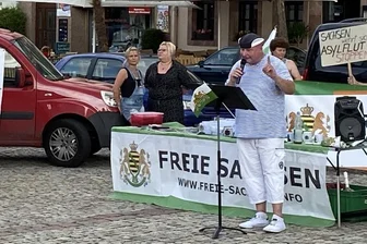 Rechtsextremist und Ex-MDR-Moderator DJ Happy Vibes soll entwaffnet werden - Die Demo der "Freien Sachsen" mit Andreas Hofmann, alias DJ Happy Vibes, in Rochlitz zog nur wenig Publikum an.
