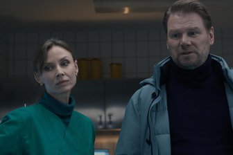 Rechtsmedizinerin aus dem „Erzgebirgskrimi“: „Das Erzgebirge hat mich umgehauen“ - Bei der Arbeit im „Erzgebirgskrimi“: Dr. Elena Kulikova (Masha Tokareva) und Robert Winkler (Kai Scheve) im Obduktionssaal.