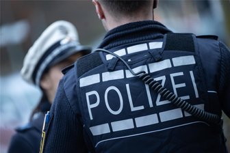 Rechtsmotivierte Parolen: Polizei nimmt in Mittweida alkoholisierten 16-Jährigen in Gewahrsam - Ein 16-jähriger hat in Mittweida Polizisten beleidigt und rechte Parolen geschrien, als die ihn in Gewahrsam nehmen wollten (Symbolbild).