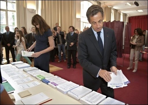 Rechtsruck bei Europawahl - In Frankreich hat die konservative Regierungspartei UMP von Präsident Nicolas Sarkozy bei der Europawahl mit Abstand das beste Ergebnis erzielt. Eine massive Schlappe müssen Hochrechnungen zufolge die Sozialisten hinnehmen. Das Foto zeigt Sarkozy und seine Frau Carla bei der Stimmabgabe in Paris.