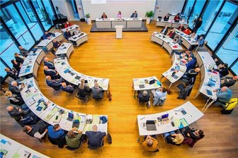 Rechtsruck im Zwickauer Stadtrat: Warum die Oberbürgermeisterin oft auf verlorenem Posten steht - Im Zwickauer Stadtrat werden die ideologischen Gräben immer tiefer. Nicht selten stehen sich zwei Lager unversöhnlich gegenüber.