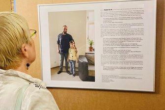 Rechtsruck in der Mitte: Die fatale Idee vom „Kulturkreis“ - Besucherin vor einer Tafel der Ausstellung "Es ist nicht leise in meinem Kopf", die in Pirna abgehängt wurde. Die Schau mit Geschichten Geflüchteter war zuvor in viele sächsischen Städten zu sehen, etwa in Aue.
