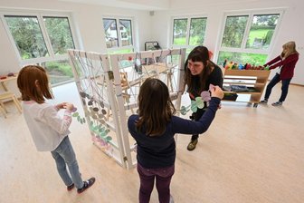 Rechtsstreit überschattet Eröffnung von Hortneubau - Erzieherin Friederike Bast (Bildmitte) betreut Kinder im Kunstzimmer des neuen Hortes in Burgstädt.