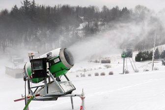 Rechtzeitig zum Start in die Winterferien sorgt Schnee für Lift- und Loipenbetrieb in Mittelsachsen und im Erzgebirge - In Augustusburg laufen die Schneekanonen seit Donnerstag.