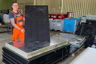 Recycling-Offensive für Photovoltaik in Mittelsachsen: Das steckt hinter dem EKM-Service - Tobias Zieger, Mitarbeiter der Entsorgungsdienste Kreis Mittelsachsen, mit ausgedienten PV-Modulen.