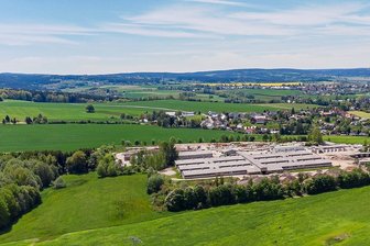 Recyclinganlage in Rützengrün: Erweiterungsantrag ruht - Gelände und Hallen der früheren Rindermastanlage am Rande von Rützengrün werden heute von der Avesa GmbH genutzt. Der Entsorgungsfachbetrieb betreibt dort unter anderem eine Boden- und Baustoffrecyclinganlage und möchte den Standort erweitern. Foto: David Rötzschke