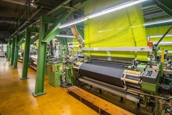 „Reden hilft auch nicht mehr“: Das sagen Mitarbeiter der insolventen Weberei Curt Bauer im Erzgebirge - Vor fünf Jahren erst hatte die Firma Curt Bauer in Aue neue Webmaschinen angeschafft. Bald werden sie verwaist sein.