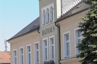 Redeverbot in Chemnitzer Ortschaftsräten? Rathaus weist AfD-Vorwürfe zurück - Die Ortschaftsräte tagen in der Regel in den Rathäusern vor Ort (im Foto in Grüna). Beschlussvorlagen der Chemnitzer Stadtverwaltung werden dort mitunter sehr kontrovers diskutiert. Darüber, wer sich äußer darf, gibt es nun einen Disput. 
