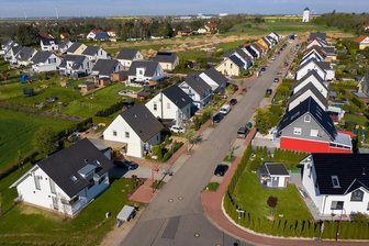 Reform der Grundsteuer: Was Grundstücksbesitzer nun tun müssen - In Rückmarsdorf am Stadtrand von Leipzig sind in den letzten Jahren zahlreiche neue Häuser entstanden. Ob ihre Besitzer künftig mehr Grundsteuer zahlen müssen, ist noch offen.