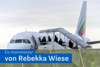 Reform ohne Gewinner - Abgelehnte Asylbewerber werden in einem Sammelflug aus Deutschland abgeschoben.