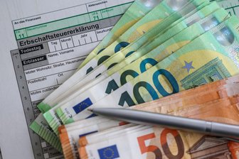 Reformen jetzt! - Auf einem Bogen zur Erbschaftsteuererklärung liegen Geldscheine von 100 und 50 Euro. Die SPD schlägt in einem neuen Erbschaftssteuerkonzept einen Lebensfreibetrag von einer Million Euro vor, der steuerfrei geerbt werden kann