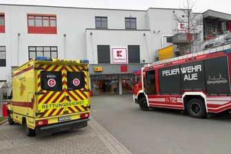 Regal umgestürzt: Feuerwehr und Rettungsdienst rücken in Kaufland-Markt im Erzgebirge an - Rettungsdienst und Feuerwehr sind am Freitag am Kaufland in Aue angerückt.