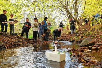 Regatta startet am Kleingarten-Bach - 