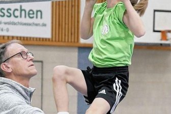 Rege Beteiligung an Wettkampf - trotz Krankheitswelle - Hier probiert Marvin Scheffler aus Gelenau sein Glück beim Klimmziehen. 