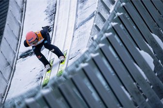 Regen bremst deutsche Ski-Adler beim Heimweltcup aus - Die deutschen Skispringer um Karl Geiger hatten am Sonntag Probleme mit der vom Regen nassen Eisspur.