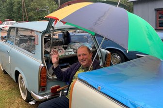 Regen bremst Oldtimer-Treffen im Erzgebirge aus - Vom Dauerregen unbeeindruckt: Marco Bräuer aus Zwickau vor seinem Trabant 601.