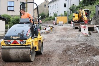 Regen flutet Baustellen und Keller - An der Leubsdorfer Hauptstraße mussten die Bauarbeiter nachbessern: Der Regen hatte die am Hang liegende Baustelle geflutet. Der Frostschutz musste erneuert werden. 