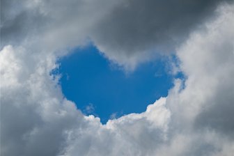 Regen, Gewitter, Sonne in Sachsen: Wann ist das beste Grillwetter an Pfingsten? - Der Himmel über Sachsen soll erst am Pfingstmontag immer wieder aufreißen. Dass sich dabei aber wie hier über Frankfurt eine herzförmige Lücke auftut, ist eher unwahrscheinlich.