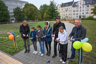 Regen in Chemnitz verhagelt Eröffnungsparty für neue Anlage im Stadtteil Bernsdorf - Im Chemnitzer Stadtteil Bernsdorf ist in Vorbereitung des Kulturhauptstadtjahres 2025 eine weitere öffentliche Fläche für eine lebenswertere Stadt entstanden. Einst brachliegend, soll es dort künftig Veranstaltungen, Kunst und Kultur geben.
