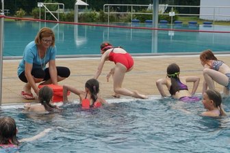 Regen kann Wasserratten nichts anhaben - Am Ende der Stunde nimmt Carmen Weißbach ihre Schützlinge am Beckenrand in Empfang. Sie müssen sich aus dem Wasser stemmen. 