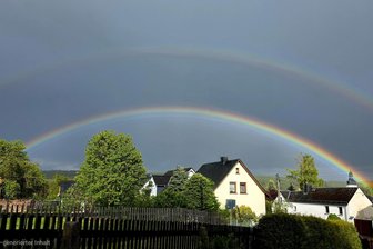 Regen, Sonne, Nebel: Wechselhafter Mai im Vogtland entzückt Fotografen - Ein kräftiger Regenbogen war am Samstagabend über Leubnitz zu sehen.