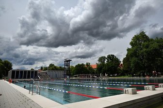 Regen und Gewitter am Wochenende - Kein Wetter für Badespaß: Auch am Wochenende wird es vor allem grau und regnerisch. (Symbolbild)