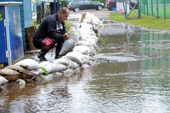 Regen und kein Ende - Die Lage am Freitag - Mit Sandsäcken rüsten sich derzeit viele für den Ernstfall