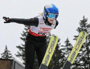 Regen und Wind: Junge Adler werden ausgebremst - Luna Göhler vom SSV Geyer bei ihrem ersten und einzigen Wertungssprung auf der Schanze in Johanngeorgenstadt. 