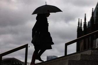 Regen-Wetter in den Winterferien: Scheint am Wochenende in Sachsen die Sonne? - Der Regenschirm ist ab Dienstag ein ratsames Zubehör.