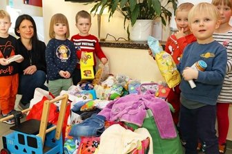 "Regenbogen" startet Hilfsaktion - Die Kinder aus der "Mäuse-Gruppe" begutachten mit Cathleen Herold die ersten Spenden, die für Kinder aus der Ukraine bestimmt sind. 