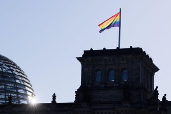 Regenbogenfahne über dem Reichstagsgebäude - Bundestagspräsidentin Klöckner lässt die Fahne nur noch am Internationalen Tag gegen Homophobie hissen. 