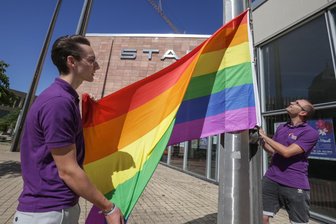 Regenbogenflagge am Chemnitzer Rathaus? „Das würde verdammt viel ausmachen“ - Schon früher wurde die Regenbogenflagge zum CSD nur im Stadthallenpark gehisst.