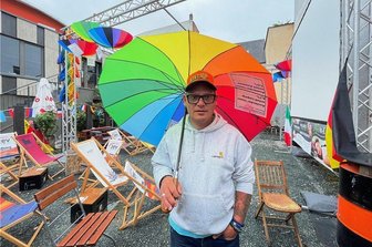 Regenbogenflagge bei Public-Viewing in Zwickau - Andi Saller und die Künstlergruppe "Sternendekorateure" haben vor dem Public-Viewing am Mittwochabend den Hof des Zwickauer Gasthauses "1470" geschmückt.