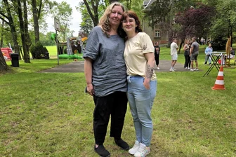 Regenbogenhaus Reichenbach: Zum Jubiläum kommen auch ehemalige Heimkinder - Der Kontakt zwischen Erzieherin Simone Gottschlich und Susan Macht ist nie abgebrochen.