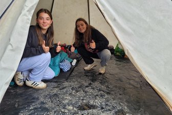 Regengüssen getrotzt: Tapfere Entdecker im Ferienlager in Biesern - Amelie Neubert und Flora Berg freuen sich, dass ihr Tipi wieder trocken ist. In der Nacht zuvor hatte es reingeregt. Ihre Sachen mussten draußen trocknen.