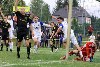 Regenguss auf dem Platz, Donnerwetter in der Kabine: VfB Empor Glauchau dreht Spitzenspiel in der Fußball-Sachsenliga gegen SG Handwerk Rabenstein - Der VfB Empor jubelt, Rabenstein hadert. Domenic Knoll (rechts) erzielte hier gerade den Ausgleich für Glauchau. Lucien Hertel (Mitte) ließ später den Siegtreffer folgen.