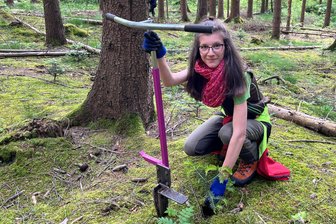 Regenmangel im Erzgebirge: Womit Land- und Forstwirte in diesem Jahr rechnen - Sofie Zeun von einem kleinen Forstdienstleistungsunternehmen pflanzt Quickpot-Kulturen im Borstendorfer Revier.