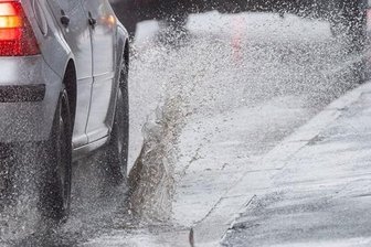 Regennasse A 72: Zwei Unfälle mit hohem Sachschaden - Regen auf der Fahrbahn hat auf der A 72 im Vogtland zu zwei Unfällen geführt (Symbolbild).