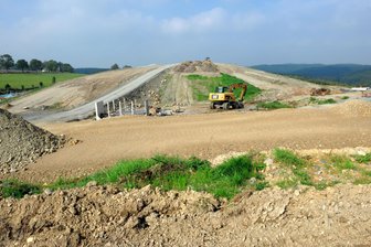 Regenrückhaltebecken an Deponie Adorf wird entschlammt - 2014 wurde die Deponie Adorf saniert. Nun ist die Entschlammung eines Rückhaltebeckens notwendig.