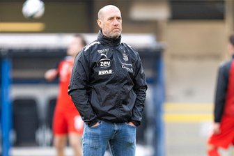 Regensburg-Coach Enochs: "Der FC Erzgebirge Aue gehört definitiv dorthin, wo er aktuell steht" - Joe Enochs kehrt als Jahn-Regensburg-Trainer nach Sachsen zurück. Aue empfindet er als bärenstark.