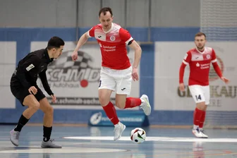 Regensburger Abwehr bremst HOT 05 Futsal im ersten Halbfinalspiel aus - Dmytro Sorokin (am Ball) und seine Teamkameraden von HOT 05 Futsal sind nach der Halbfinalniederlage in Regensburg am kommenden Samstag in Zugzwang.