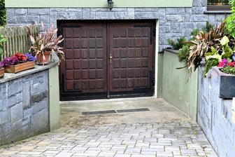 Regenwasser überflutet Grundstück in Coschütz: Wer ist verantwortlich? - Bei Starkregen läuft das Wasser in die Garage. Noch sieht man die Spuren.