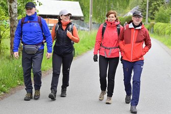 Regenwetter kein Hindernis: Zur Erlbacher Bergwanderung gibt es erstmals Glühwein - Bei der 45. Erlbacher Bergwanderung schrieben sich 607 Teilnehmer in die Startlisten ein.