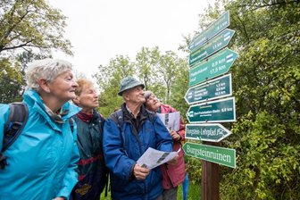 Regenwetter lässt Senioren kalt: Wandertag lockt zum Burgstein - Die Wanderfreunde aus der Region lassen es sich am Donnerstag trotz schlechten Wetters nicht nehmen, bei der 26. Vogtländischen Seniorenwanderung auf die Strecke zu gehen.