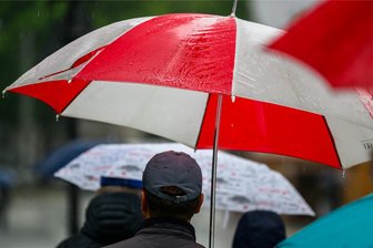 Regenwetter: Start der Plauener Freibadsaison lässt weiter auf sich warten - Immer wieder Regen. Plauen hat deshalb den Freibad-Saisonstart erneut verschoben.