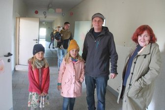 Reges Interesse an altem Schulgebäude - Viele Besucher, darunter auch zahlreiche ehemalige Schüler und Lehrer, pilgerten am späten Samstagnachmittag durch das Coschützer Schulgebäude. Die Schule wurde vor 15 Jahren geschlossen.