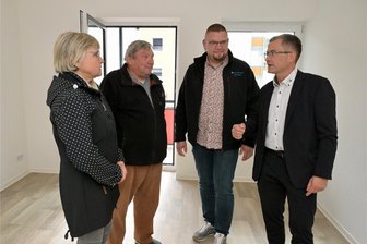 Reges Interesse an saniertem Altbau in Oelsnitz - WGO-Chef Marko Ebert (v. r.) im Gespräch mit Dirk Riffert von derFirma Heinrich Schmid sowie Gunter und Veronika Wesotzki.