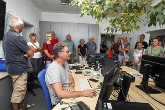 Reges Interesse für erste „Freie Presse“-Redaktionsführung in Plauen - Zu Besuch in den Redaktionsräumen: Blattmacher Bernd Jubelt ließ sich über die Schulter schauen.