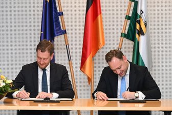 Regieren ohne Mehrheit in Sachsen: Kretschmers Mini-Koalition, der K-Mechanismus und die Opposition - Auf den Tag genau ein Jahr her: Ministerpräsident Michael Kretschmer und Landtagspräsident Alexander Dierks (beide CDU) unterzeichnen am 12. Februar 2025 eine Konsultationsvereinbarung zwischen Regierung und Parlament.